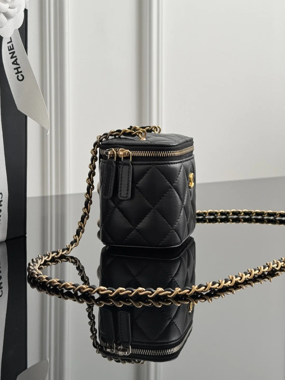 Chan chain shoulder bag with gold ball charm