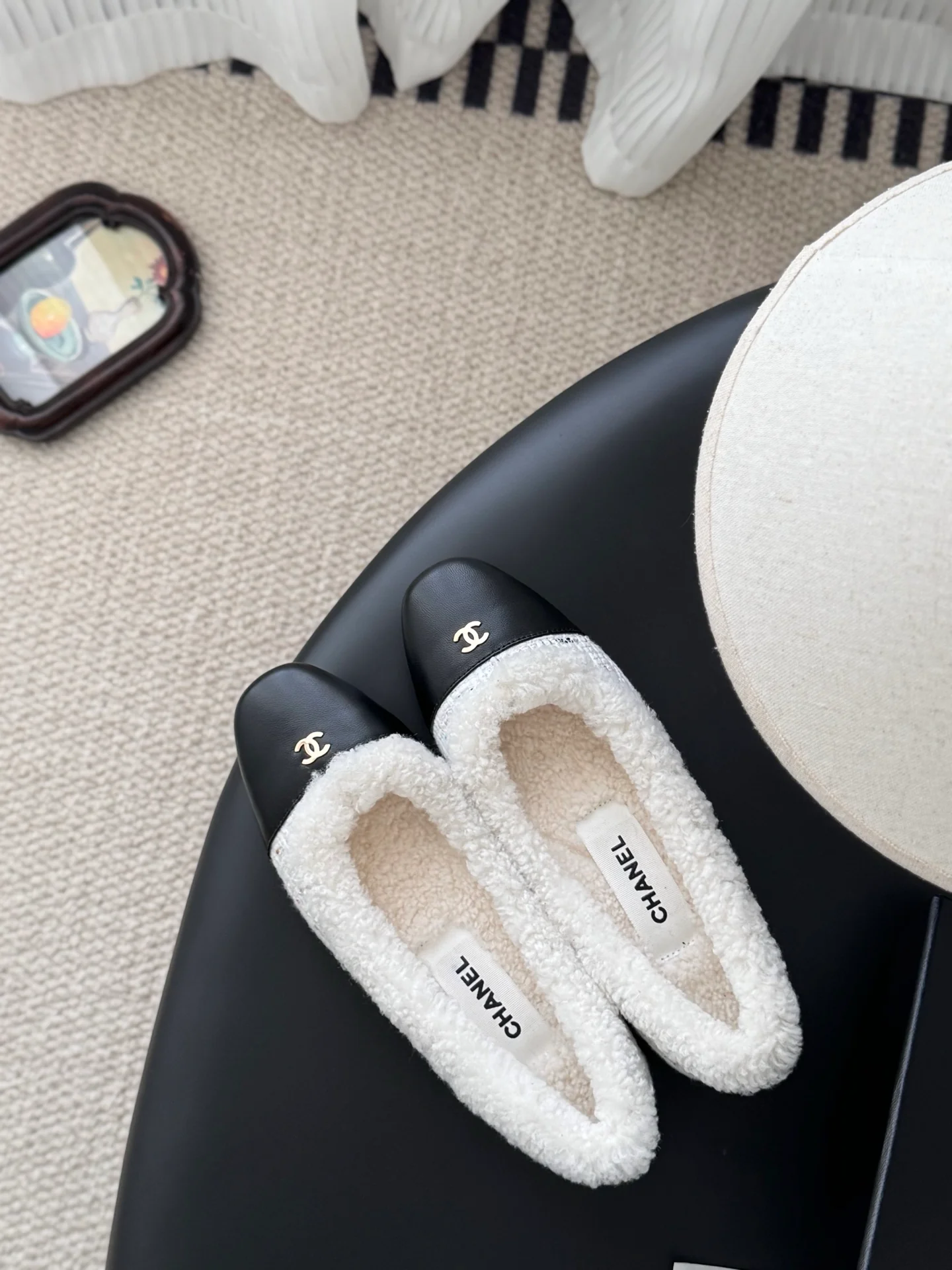 Chan 25fw fleece lined flats