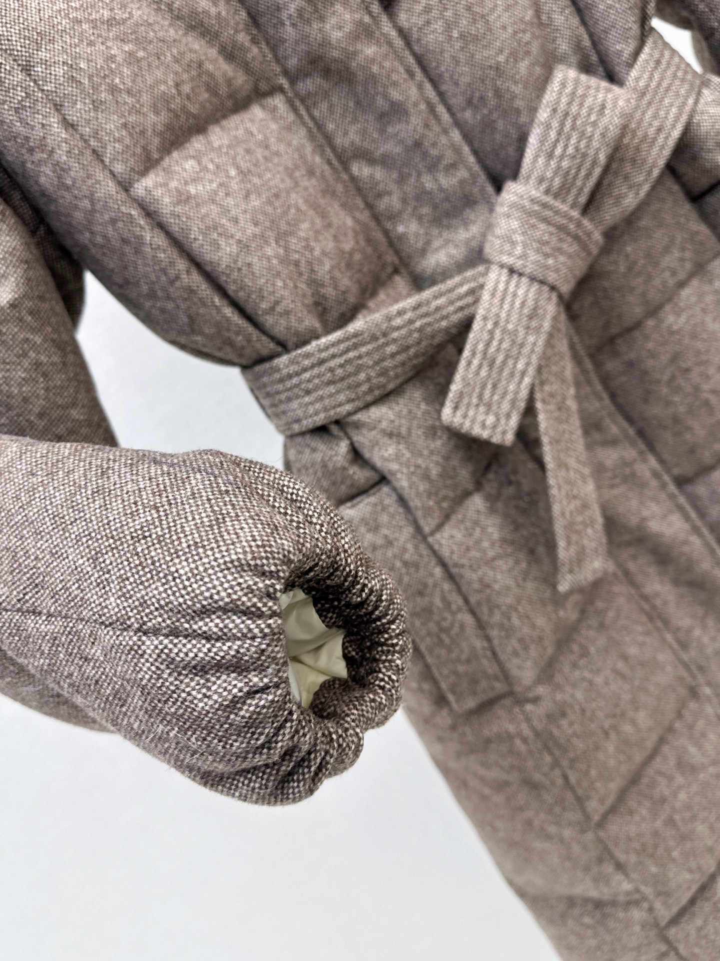 Brun 26fw hooded belted down jacket