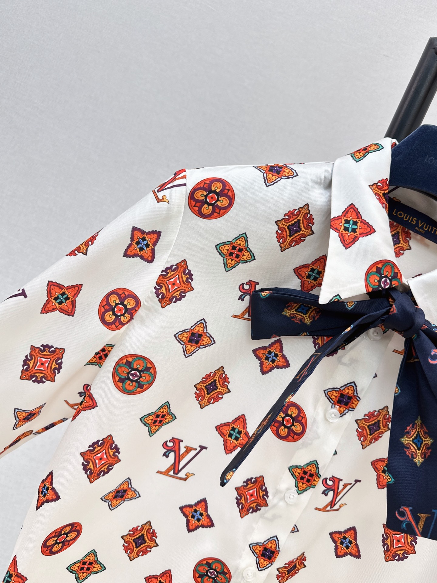 Loui 26fw print ribbon shirt