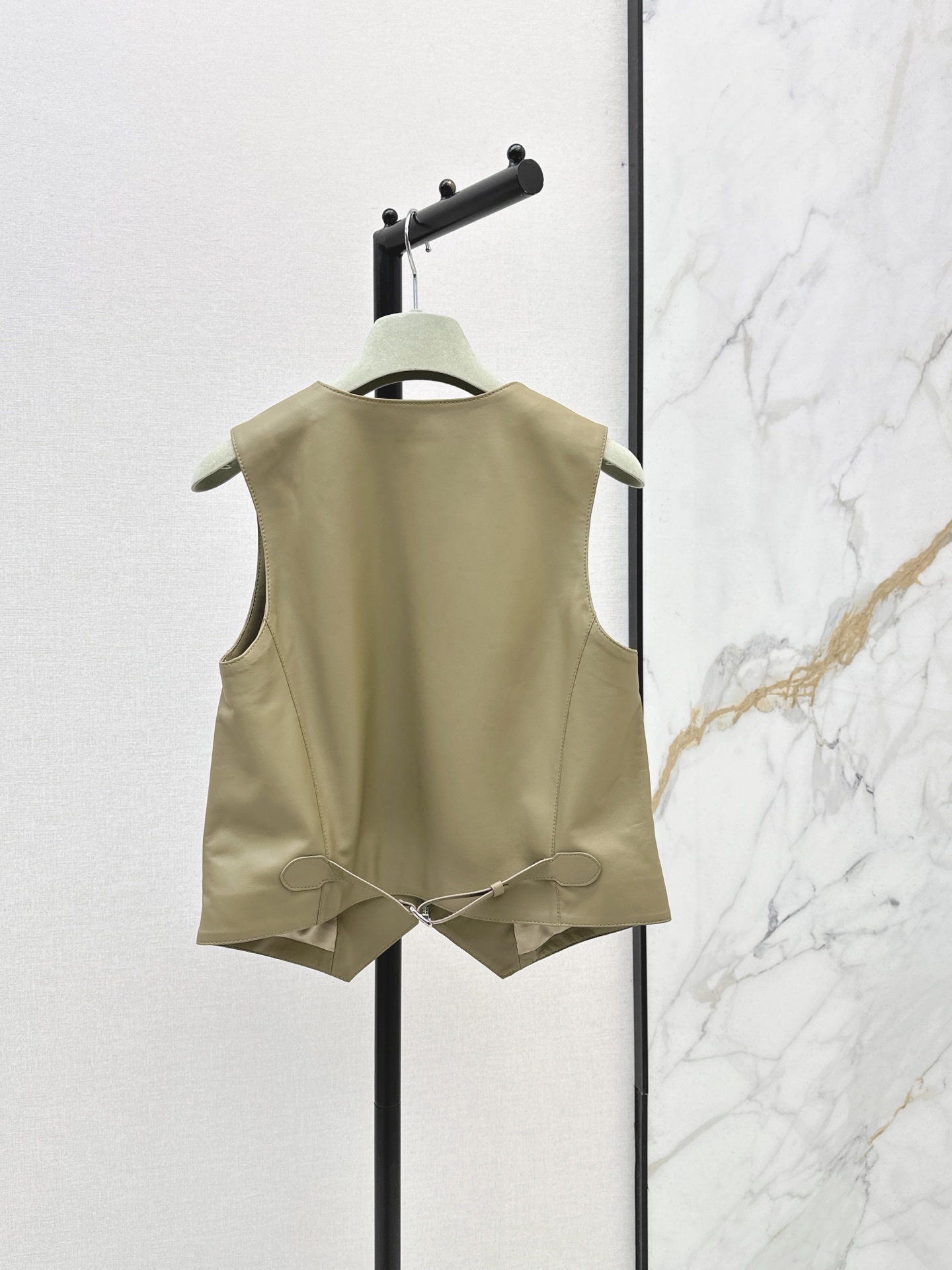 Her 26fw lether vest jacket