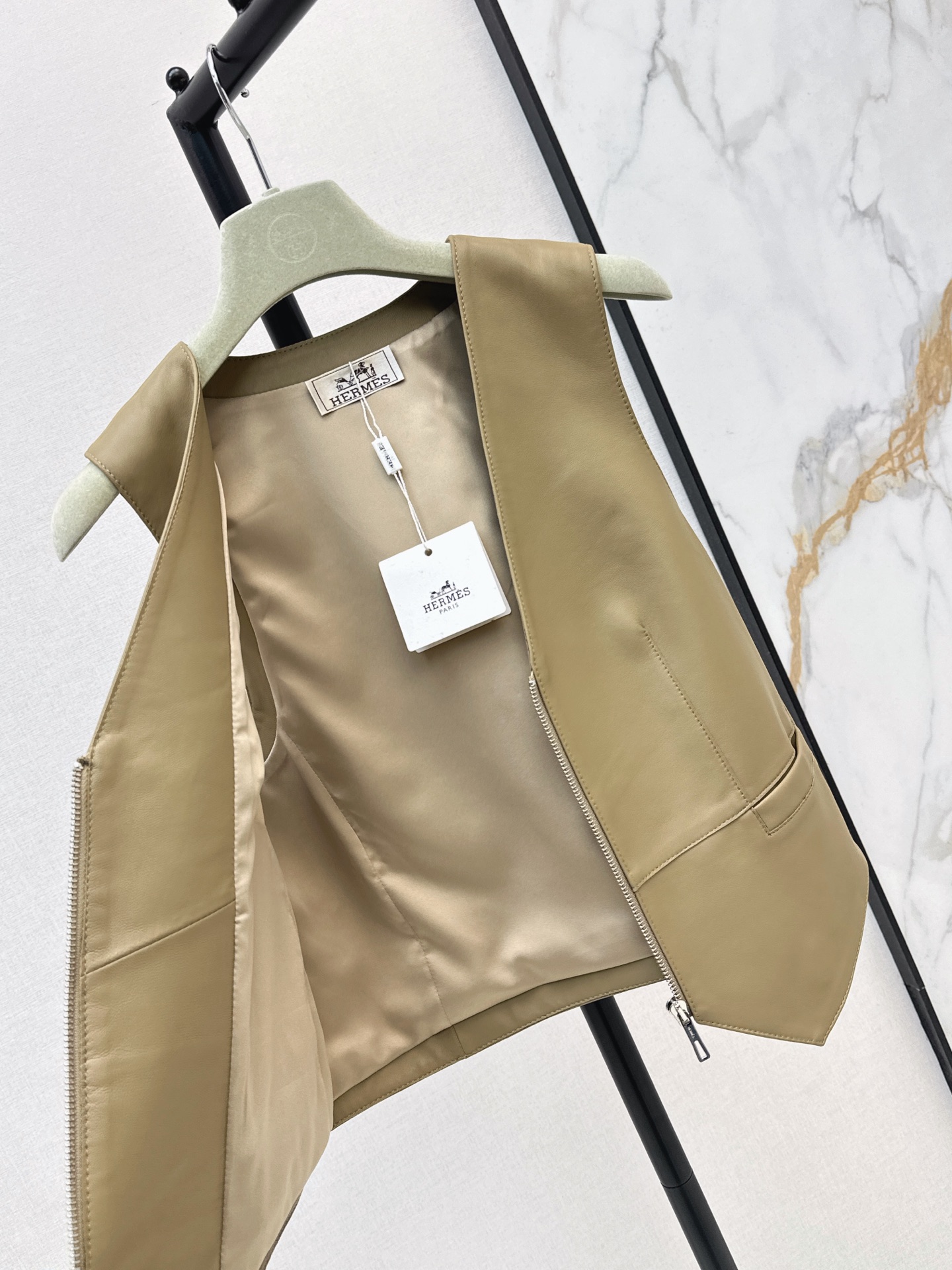 Her 26fw lether vest jacket