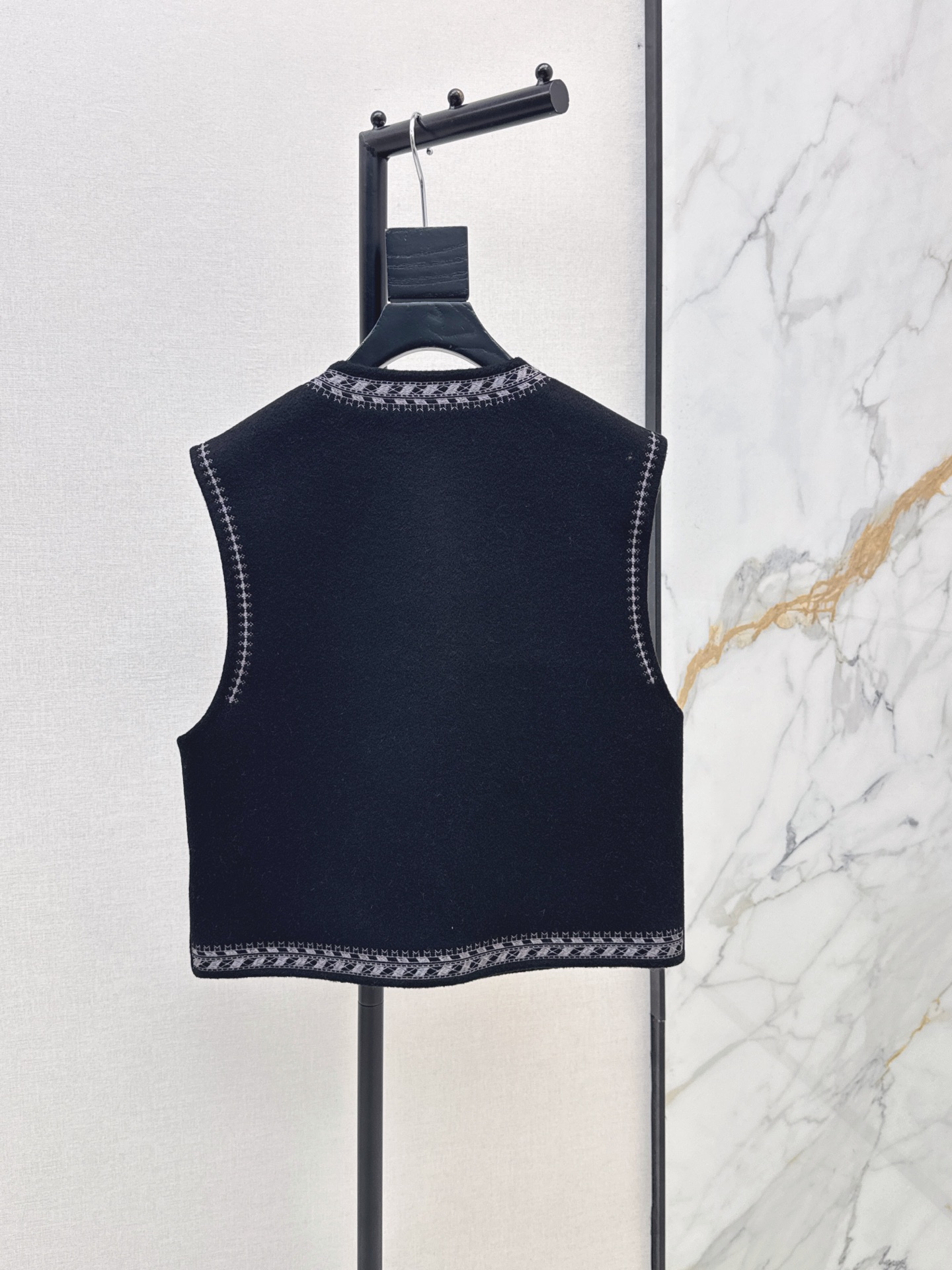 Her 26fw embroidery woolen vest