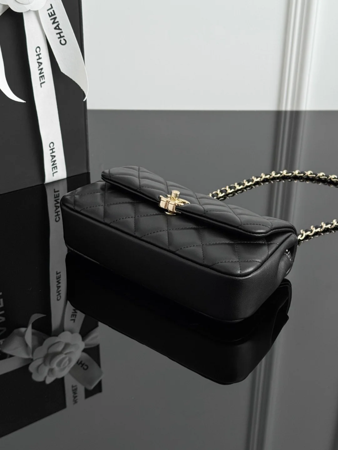 Chan 25S chain shoulder bag