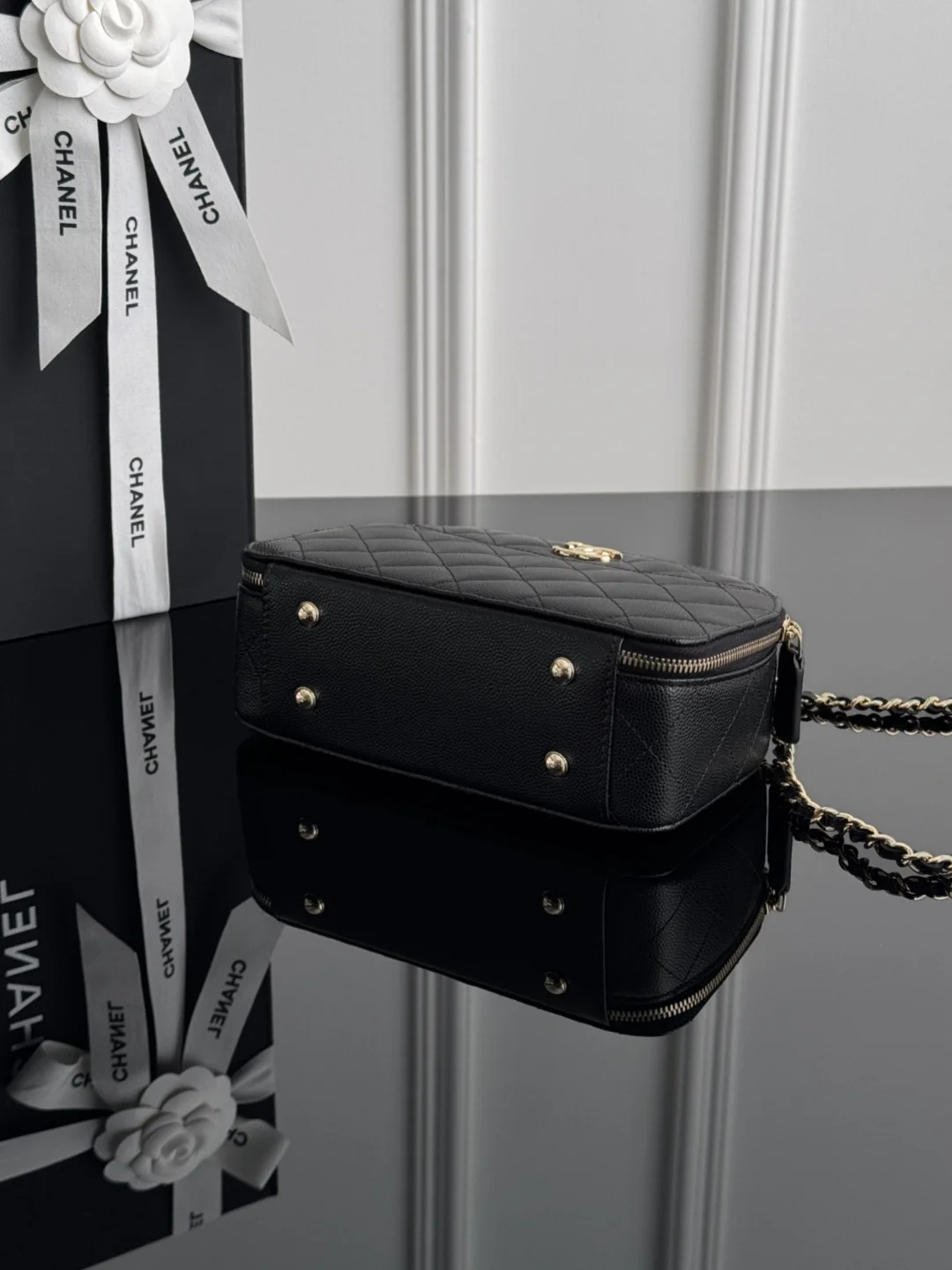 Chan 25C shell bag with chain