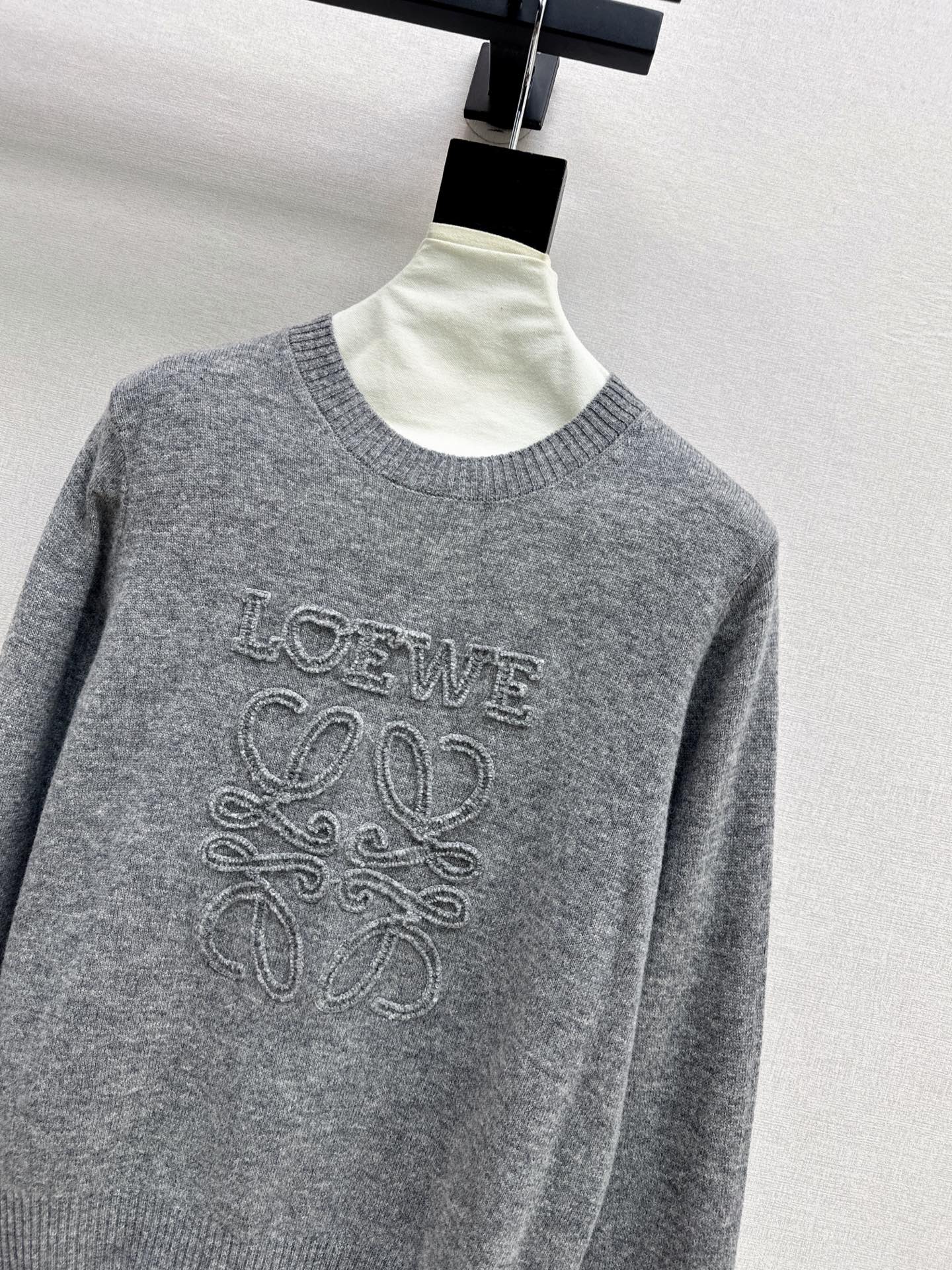 Loe 26fw embroidery sweater