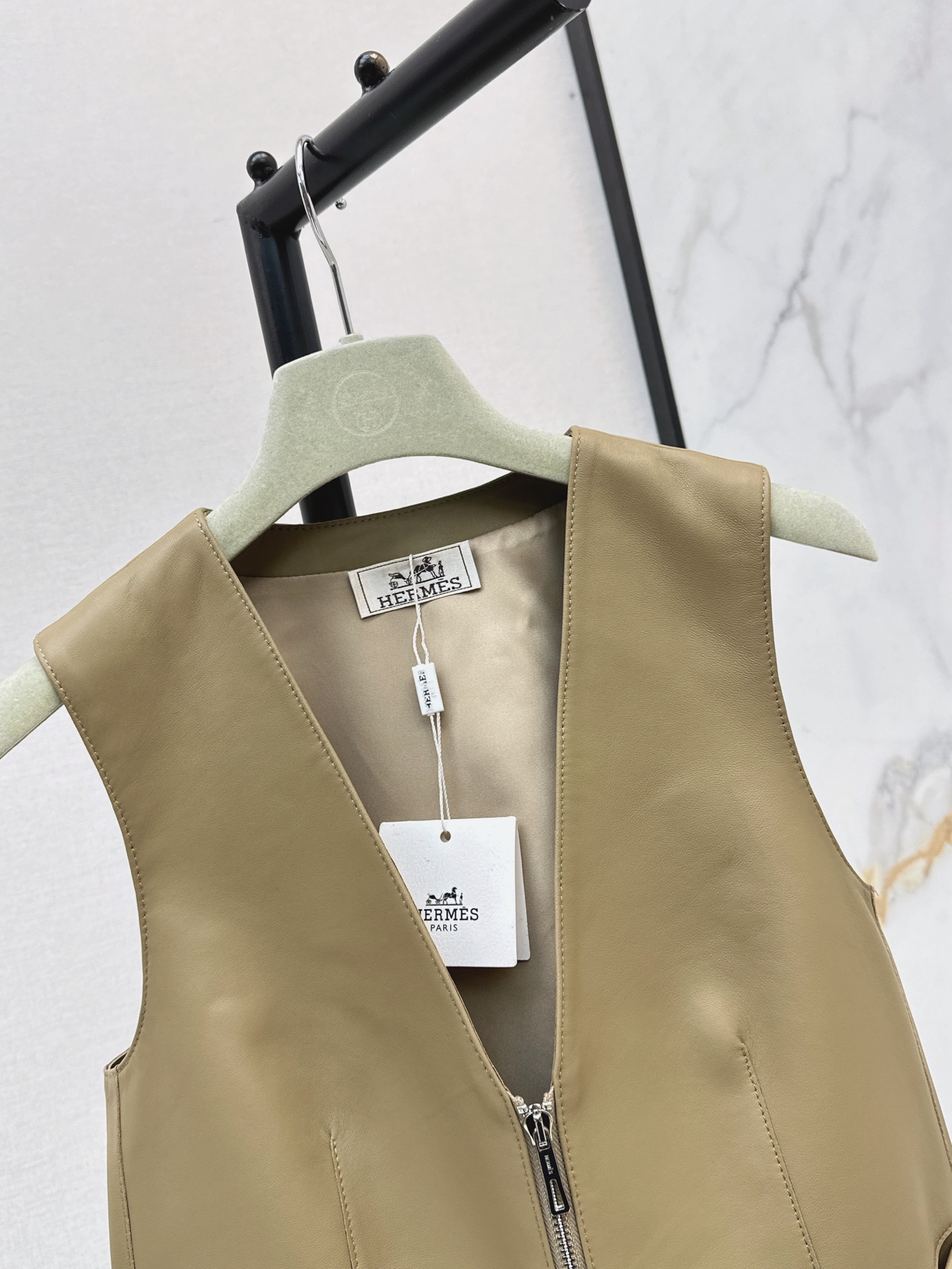Her 26fw lether vest jacket