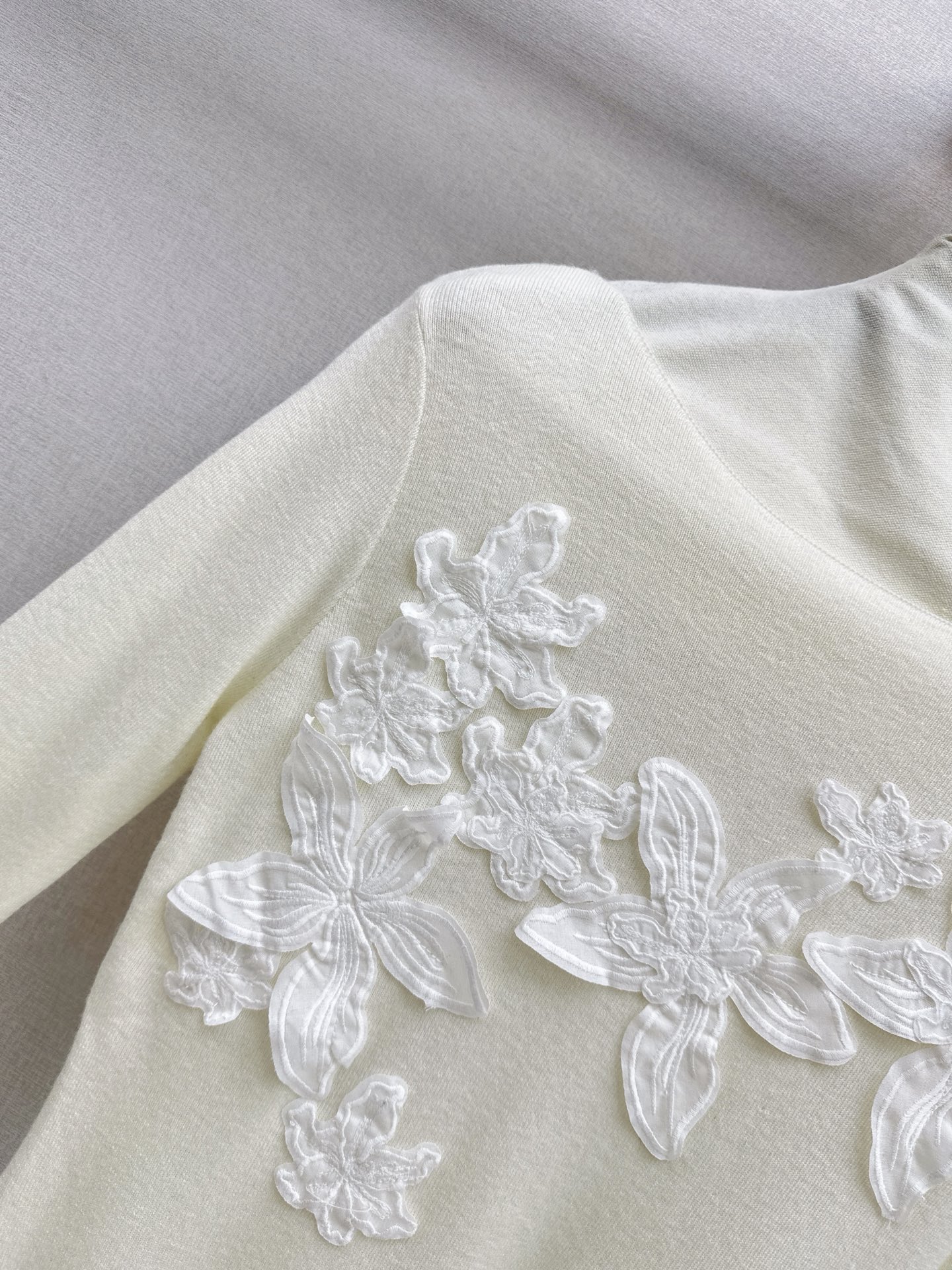 ES 26fw lace embroidery knit sweater