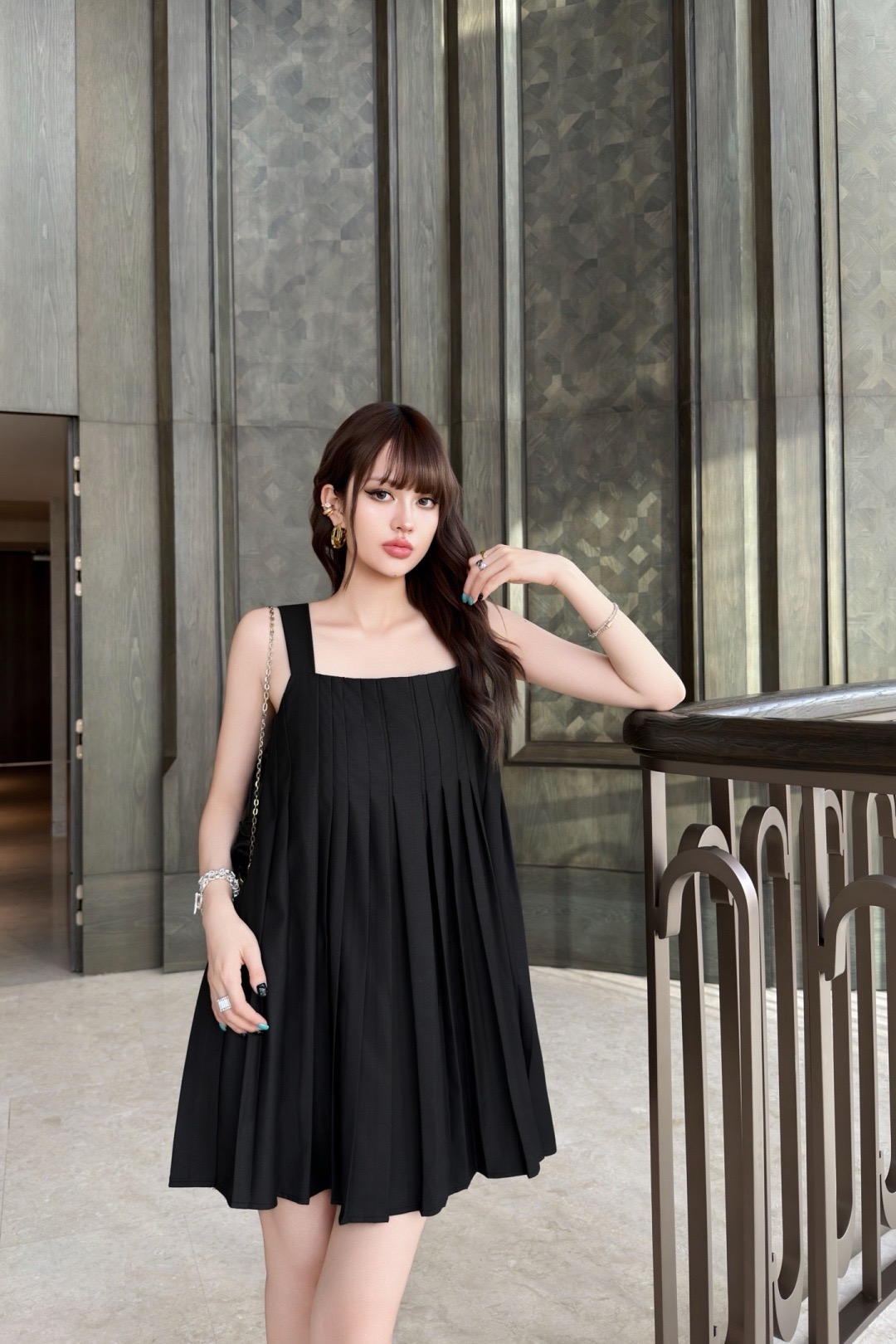 Loui 26fw square-neck pleated dress