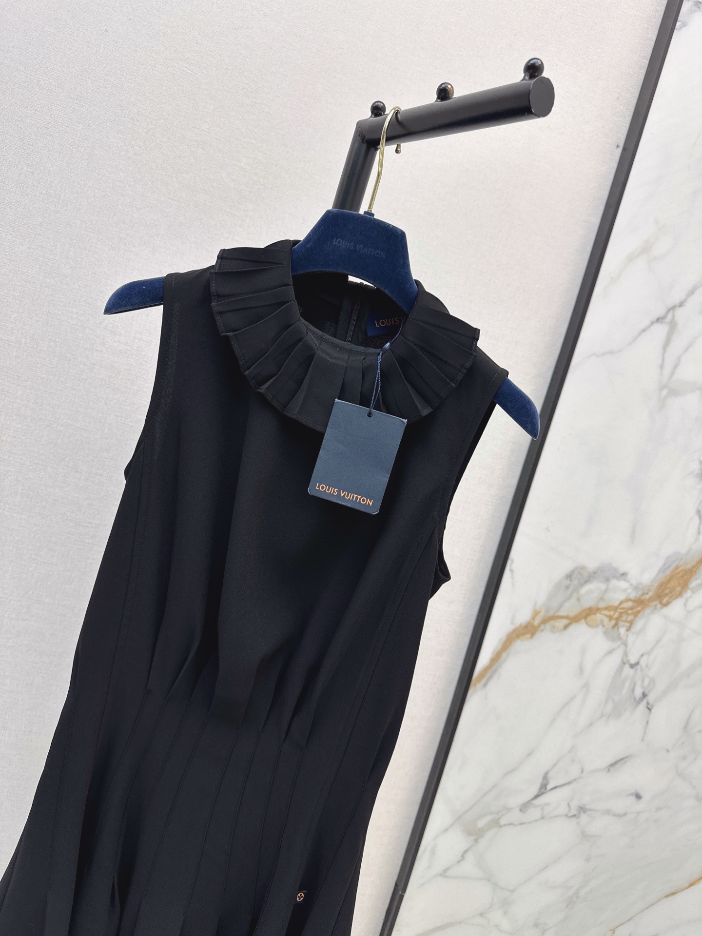 Loui 26fw sleeveless ruffle