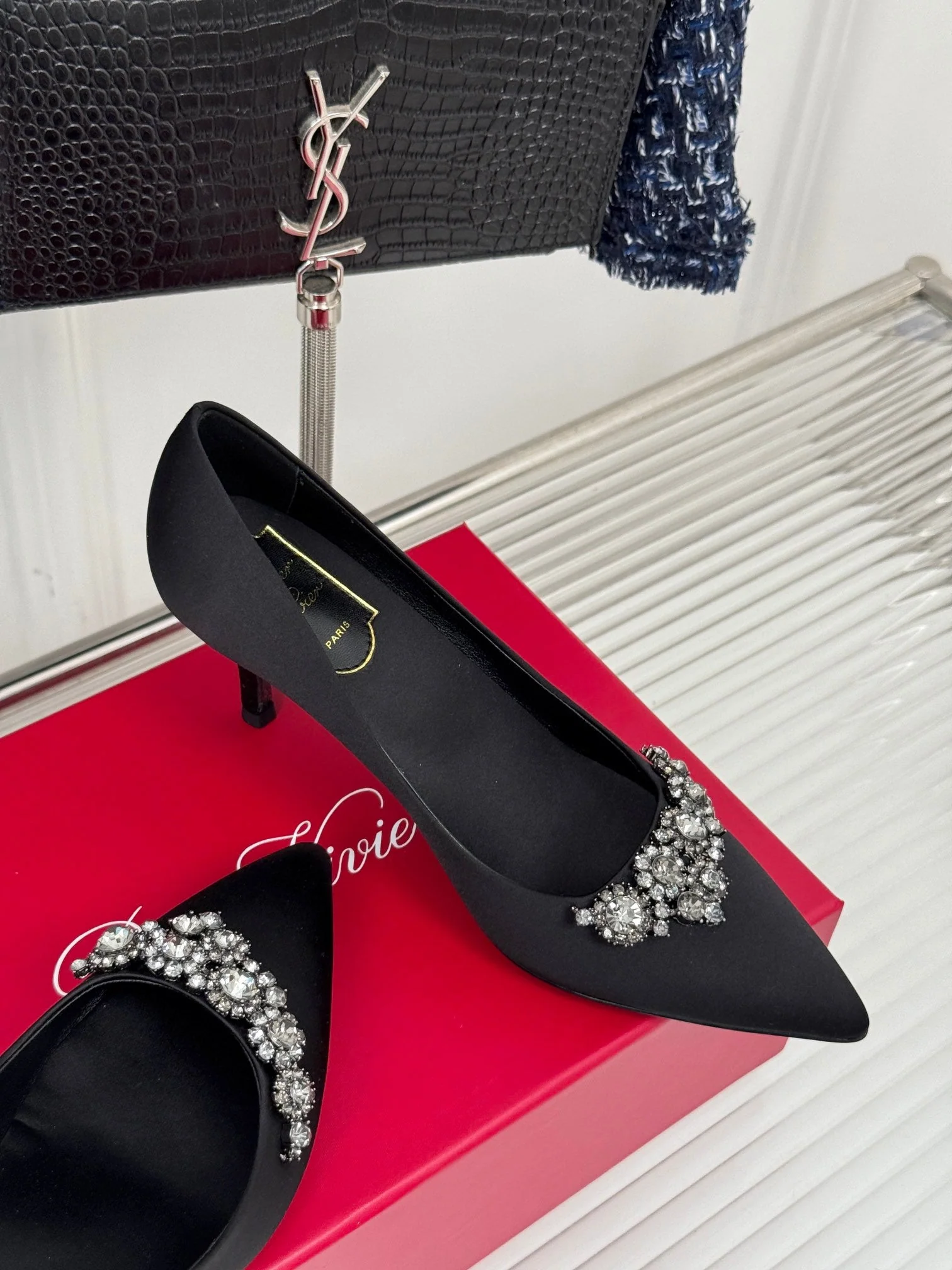 R Vi rhinestone pump