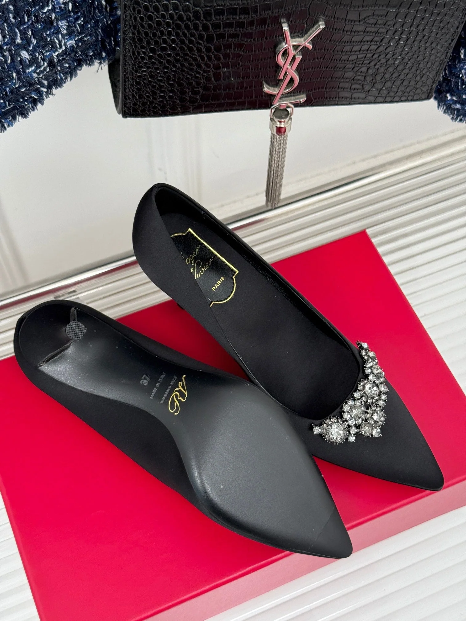 R Vi rhinestone pump